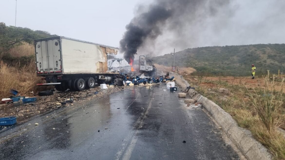 transito-na-br-251-e-liberado-apos-grave-acidente-entre-caminhao-e-duas-carretas-em-francisco-sa