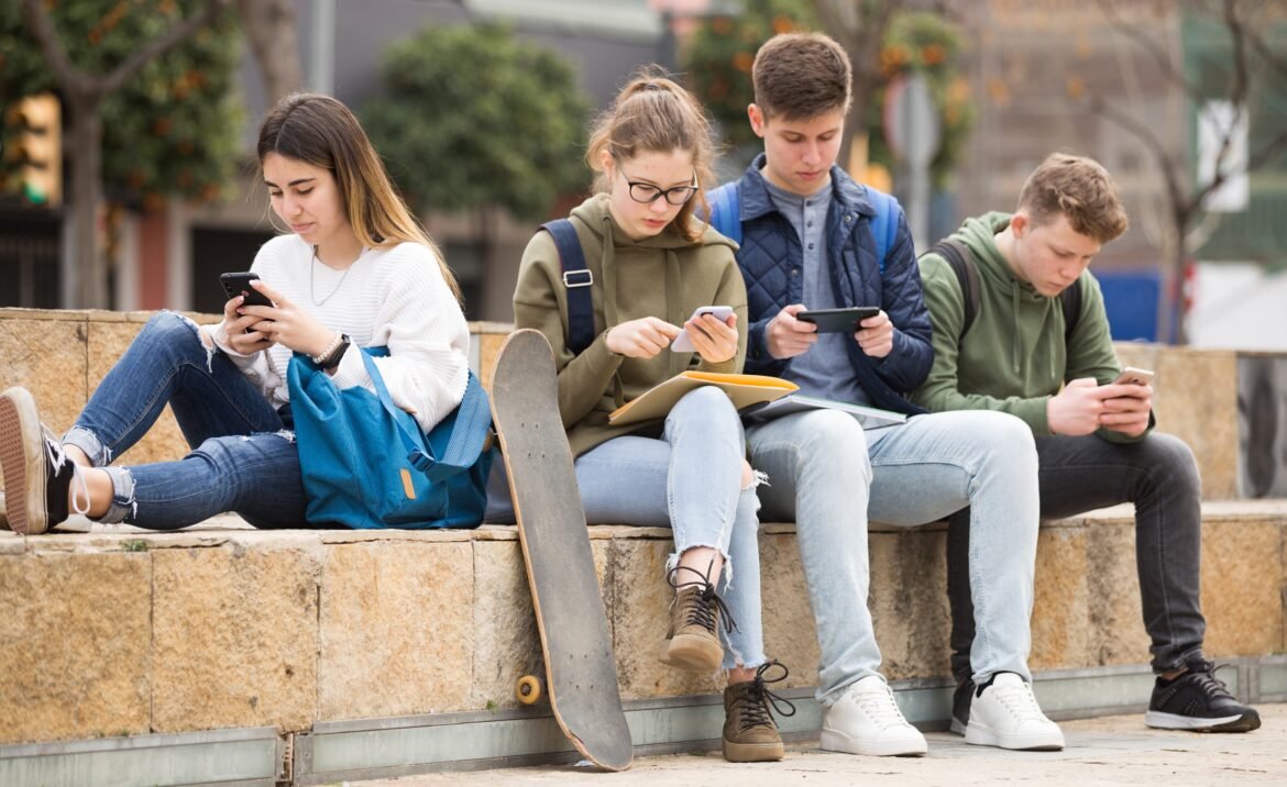 restricoes-as-redes-sociais-melhoram-sono-e-humor-de-adolescentes-britanicos,-aponta-estudo