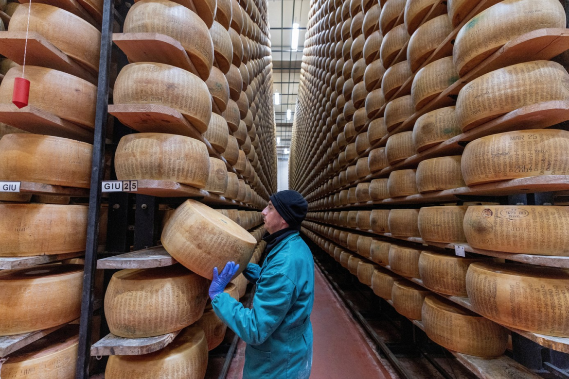 ‘nao-queremos-ser-a-ultima-geracao-a-comer-esse-queijo’:-ondas-de-calor-ameacam-a-producao-do-parmigiano-reggiano-na-italia-|-g1
