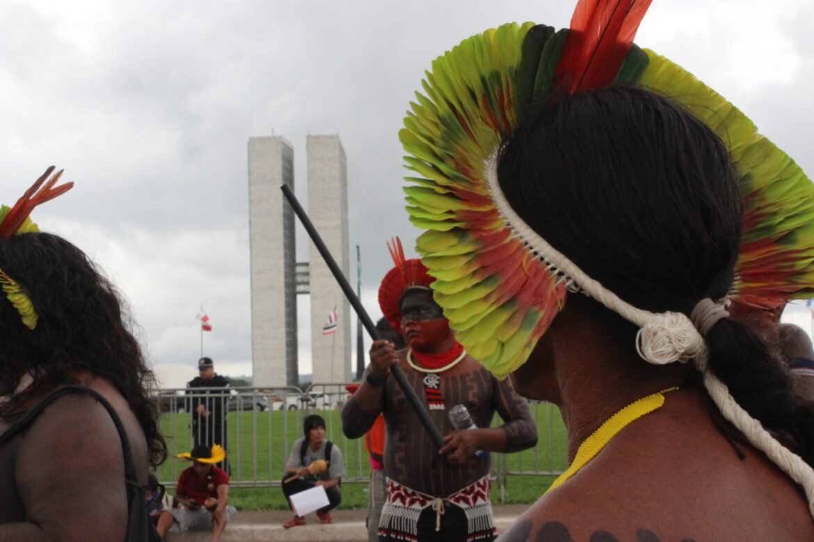 camara-aprova-projeto-que-assegura-a-povos-originarios-direito-de-usar-cocar-e-turbante-em-fotos-de-documentos