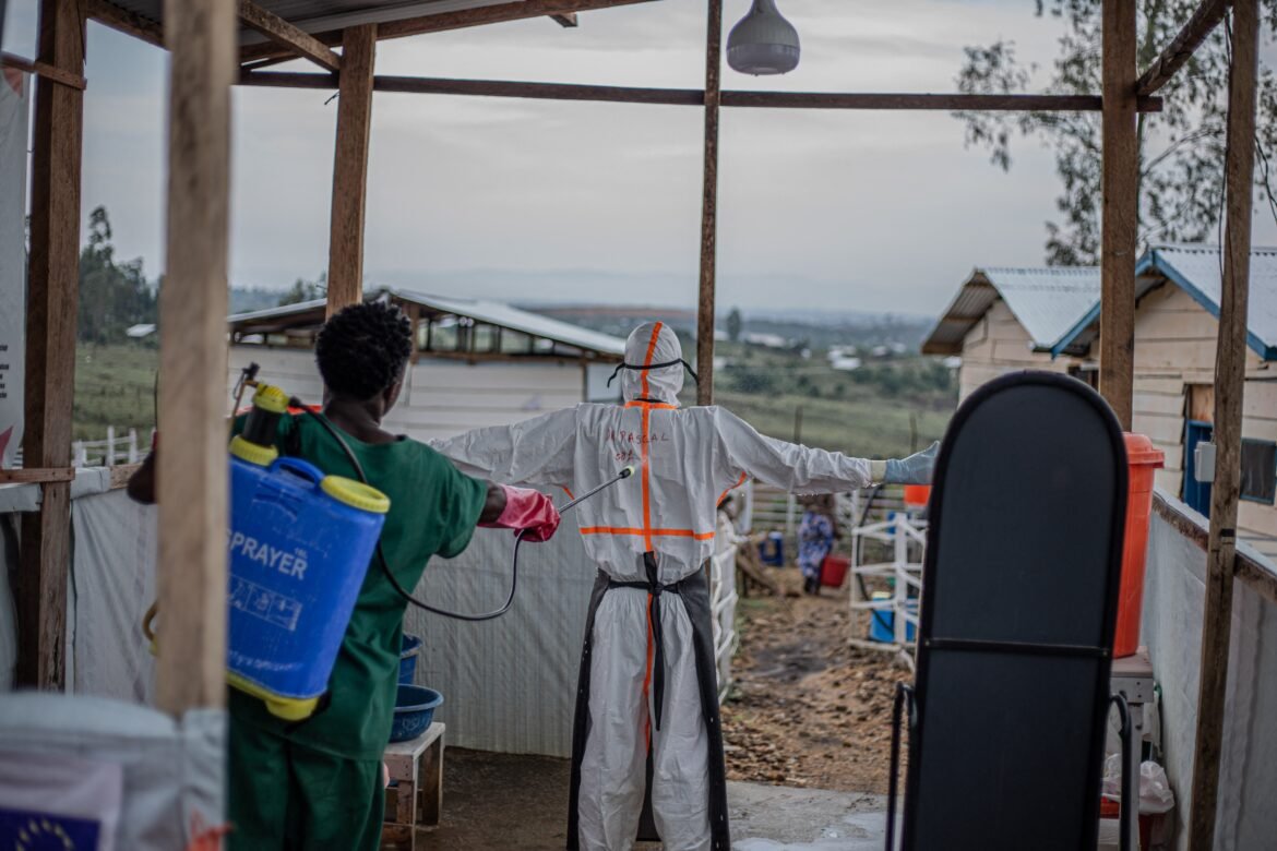 ebola-avanca-sem-precedentes-na-rdc-e-ja-soma-mais-de-2-mil-casos;-oms-alerta-para-transmissao-desconhecida