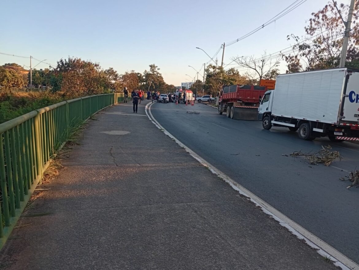 motociclista-bate-em-caminhonete,-cai-embaixo-de-carreta-e-morre-em-montes-claros