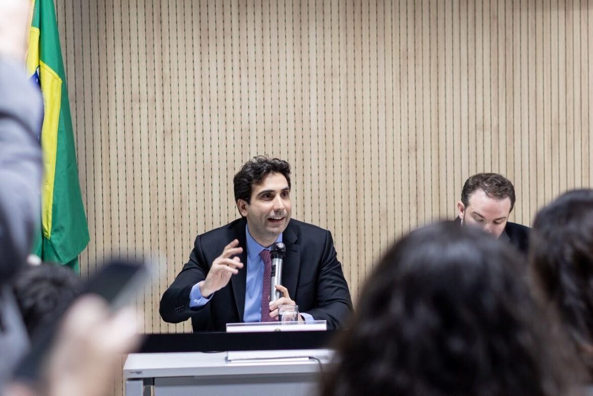 pix:-galipolo-defende-meio-de-pagamento-alvo-de-contestacao-dos-eua;-‘gratuito’,-‘seguro’-e-‘instantaneo’
