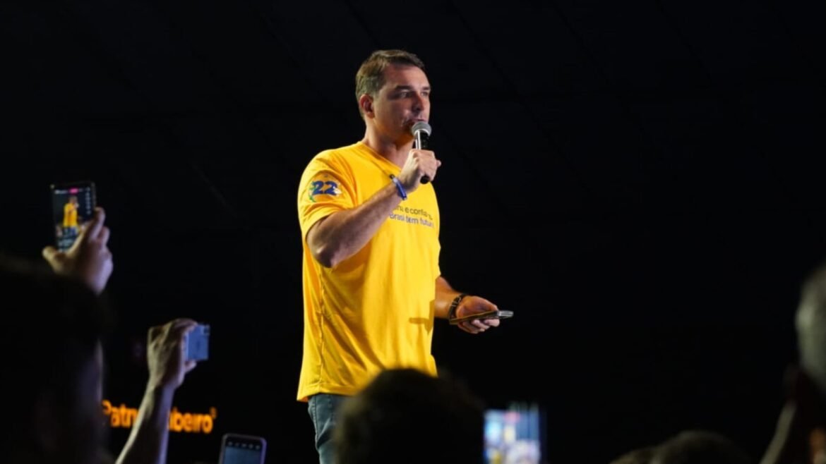 apos-decisao-sobre-prisao-domiciliar-de-bolsonaro,-flavio-chama-moraes-de-‘sem-alma’-em-evento-do-pl-no-es
