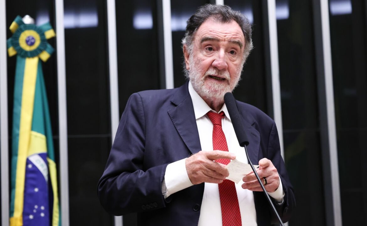 pt-vai-anunciar-nome-de-patrus-ananias-como-candidato-em-minas-na-proxima-segunda