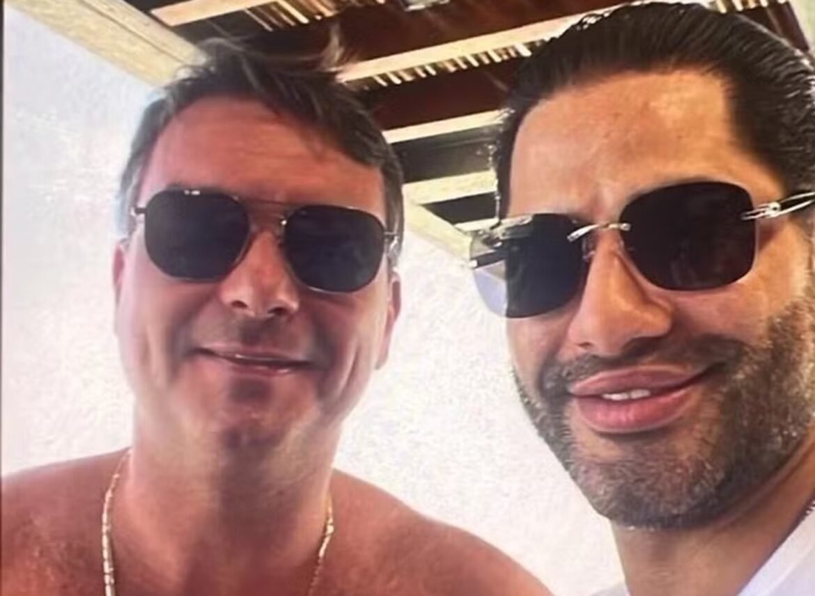 foto-de-flavio-bolsonaro-com-‘sicario’-e-divulgada-por-site;-senador-diz-que-nunca-viu-chefe-da-milicia-privada-de-vorcaro
