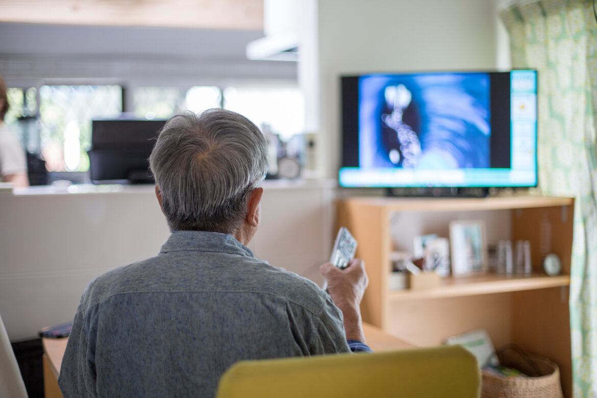 assistir-muita-tv-na-meia-idade-pode-estar-ligado-a-alteracoes-cerebrais-associadas-ao-alzheimer,-aponta-estudo