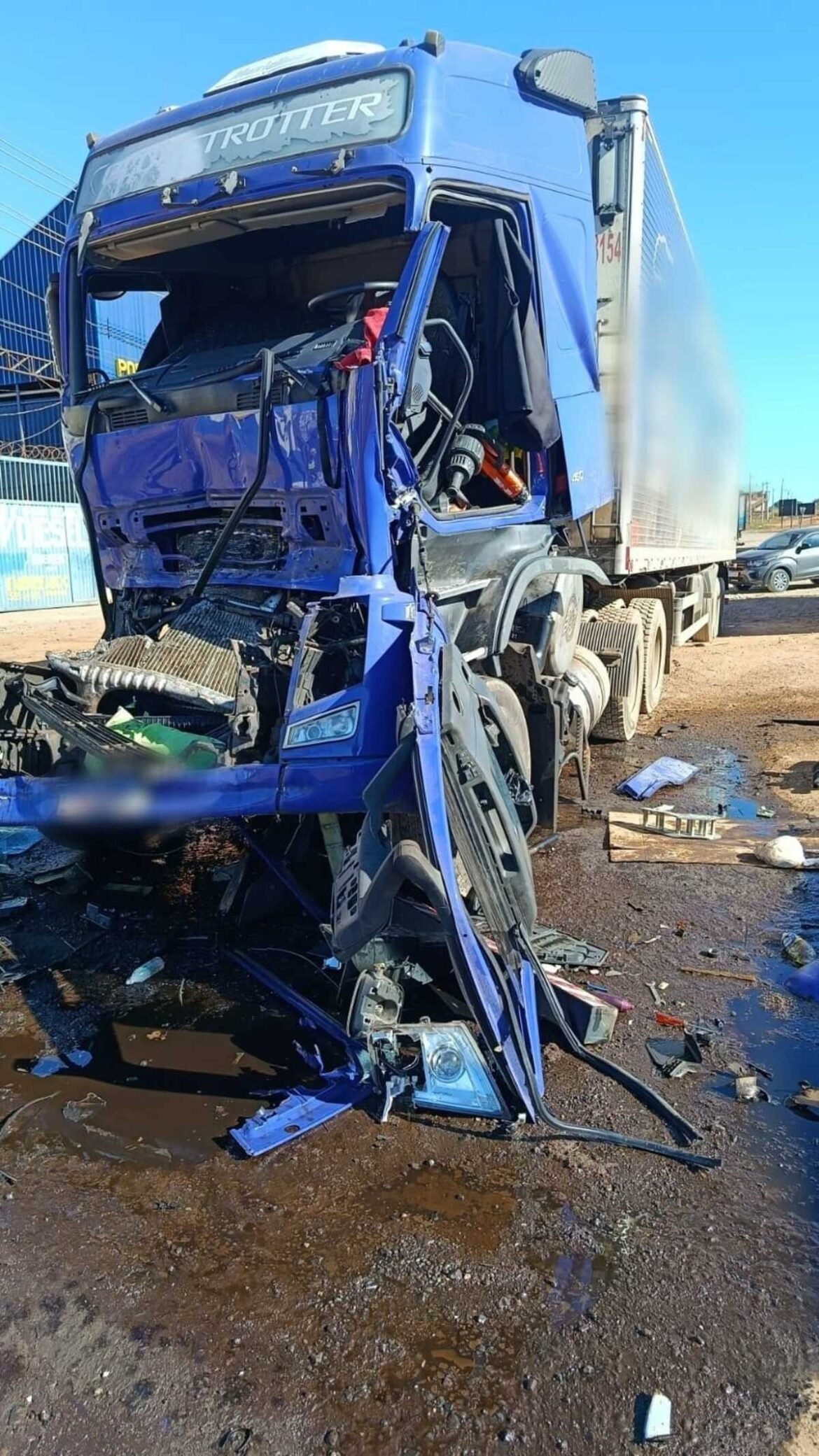 colisao-traseira-entre-duas-carretas-deixa-motorista-preso-as-ferragens-em-montes-claros