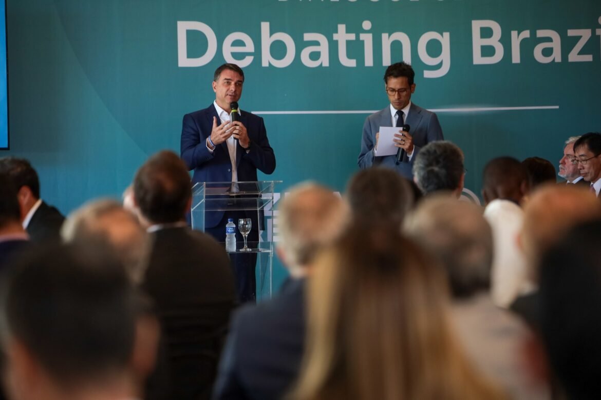 em-reuniao-com-diplomatas,-flavio-bolsonaro-ataca-urnas-eletronicas-com-acusacoes-ja-desmentidas-pelo-tse