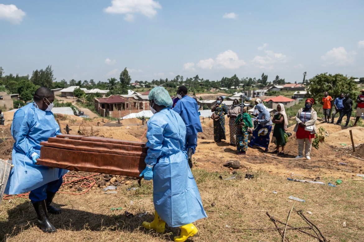 oms-confirma-mais-de-mil-mortes-por-ebola-no-congo-e-em-uganda-e-diz-que-surto-se-espalha-em-ritmo-recorde
