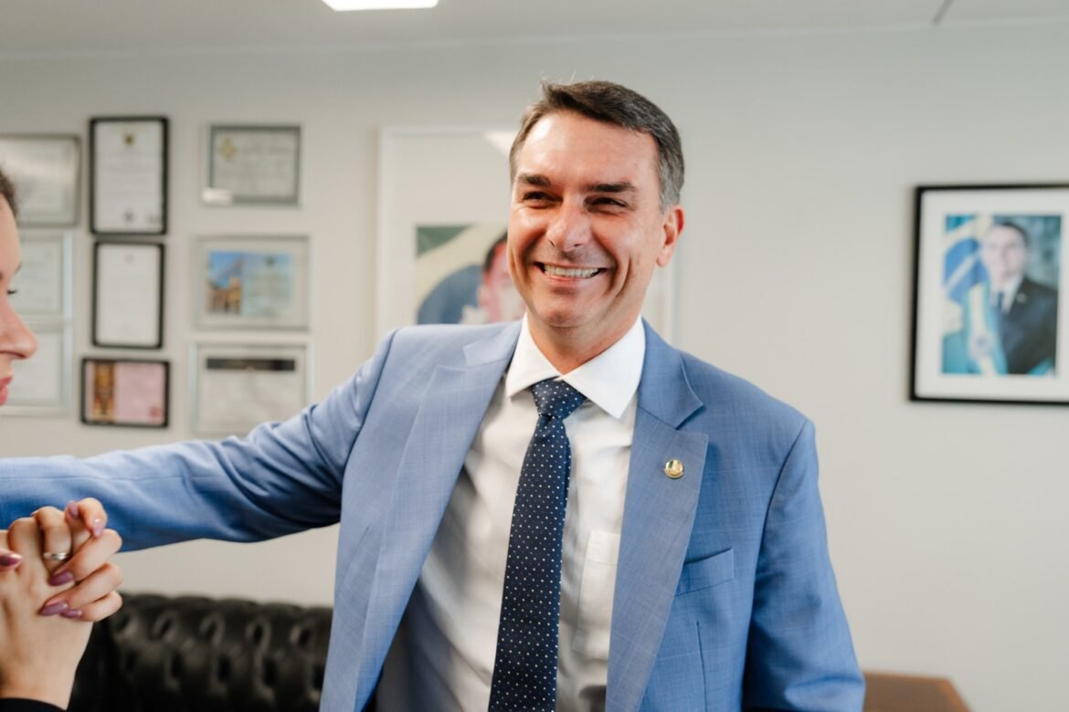 flavio-bolsonaro-dedicou-a-maior-parte-da-vida-a-politica-e-segue-passos-do-pai-ao-se-candidatar-a-presidencia