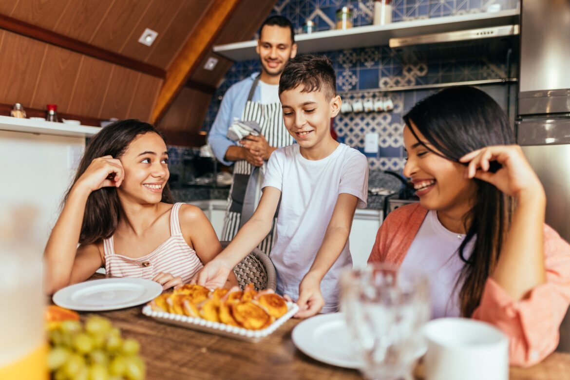 adolescentes-que-passam-a-tomar-cafe-da-manha-consomem-menos-doces-e-mais-nutrientes-ao-longo-do-dia,-diz-estudo