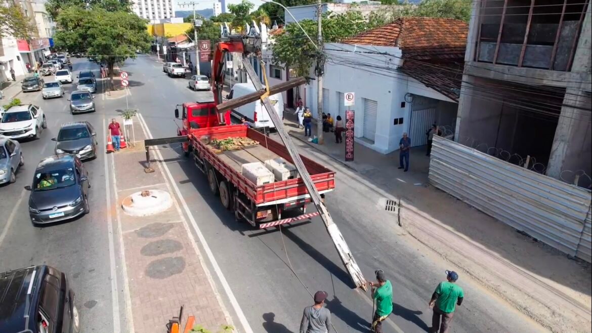 respeito-e-cuidado-na-remocao-do-cruzeiro-da-igreja-do-rosario,-em-montes-claros