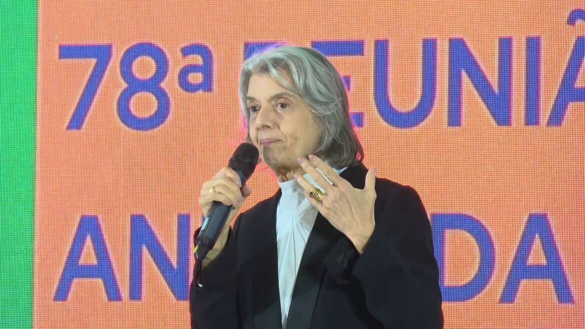 sem-citar-trump,-carmen-lucia-defende-democracia-e-diz-que-ninguem-deve-interferir-no-pais