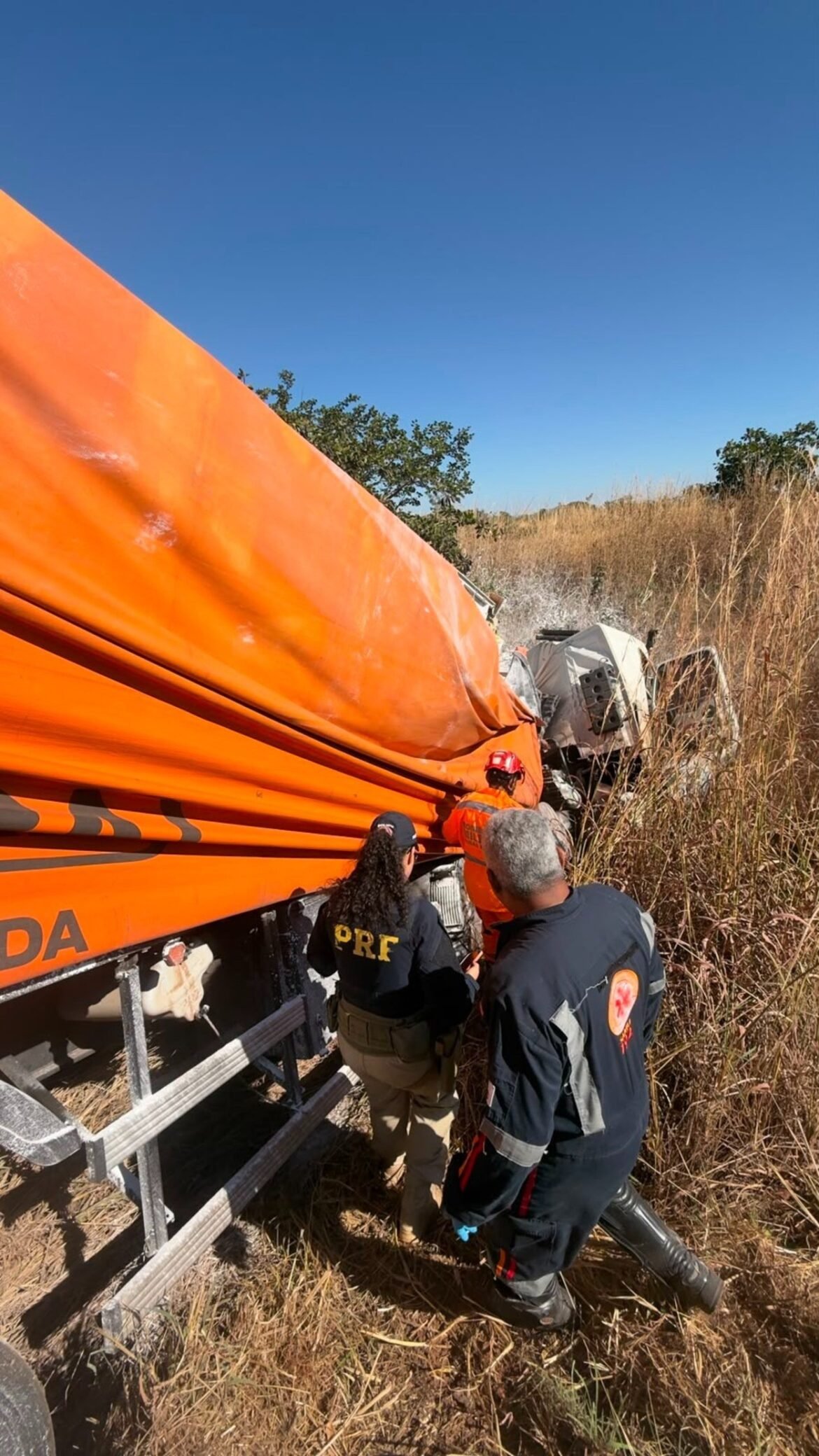 acidente-entre-tres-caminhoes-deixa-motorista-morto-na-br-365