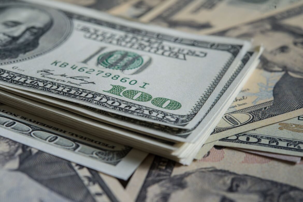 dolar-sobe-no-ultimo-pregao-de-julho,-mas-fecha-o-mes-em-queda;-ibovespa-avanca-|-g1