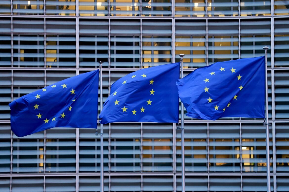 ue-anuncia-e-10-bilhoes-para-financiar-sete-gigafabricas-de-ia-e-reduzir-distancia-de-eua-e-china-na-tecnologia-|-g1