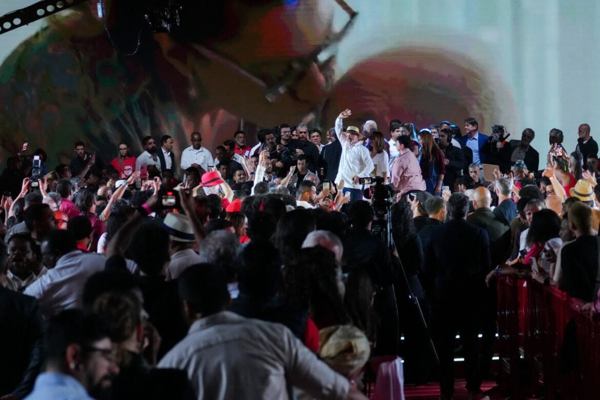 pt-oficializa-lula-como-candidato-a-presidencia-em-busca-do-4o-mandato,-com-promessas-para-mulheres,-idosos-e-militares