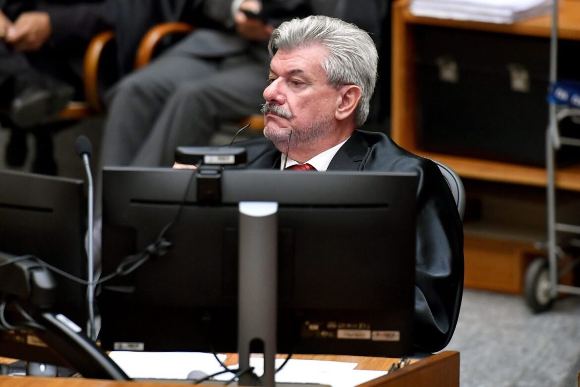 stj-vai-decidir-se-pune-marco-buzzi-por-assedio-nesta-semana;-ministro-da-corte-pode-ser-demitido