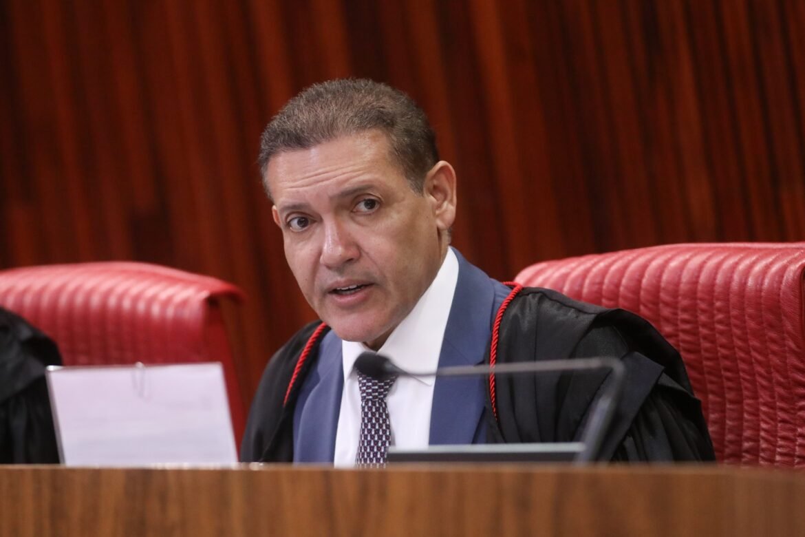 cobrado-por-colegas-do-stf,-nunes-marques-defende-urna-eletronica-e-diz-que-sistema-e-patrimonio-da-democracia-brasileira