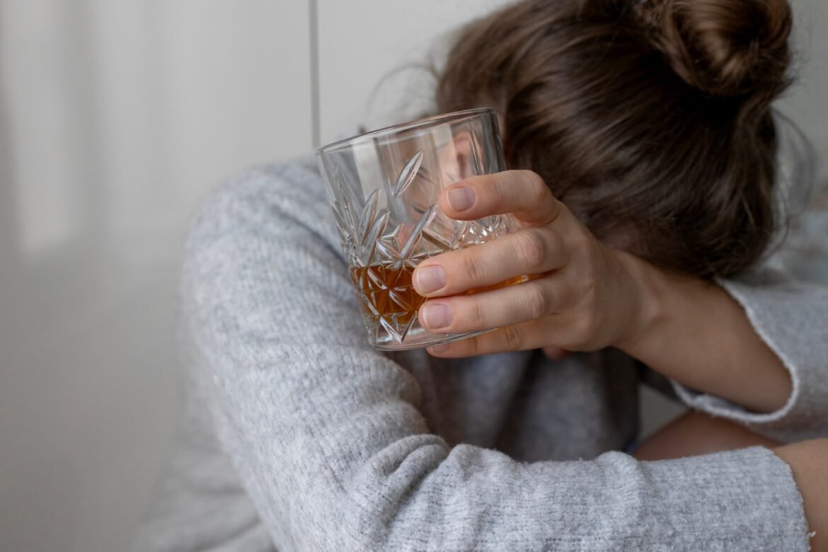 a-cada-hora,-uma-mulher-busca-ajuda-para-enfrentar-o-alcoolismo;-procura-cresce-em-canais-de-aa.