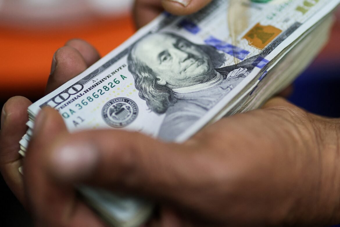dolar-abre-em-queda,-a-espera-da-nova-decisao-de-juros-do-bc-e-de-olho-no-oriente-medio-|-g1