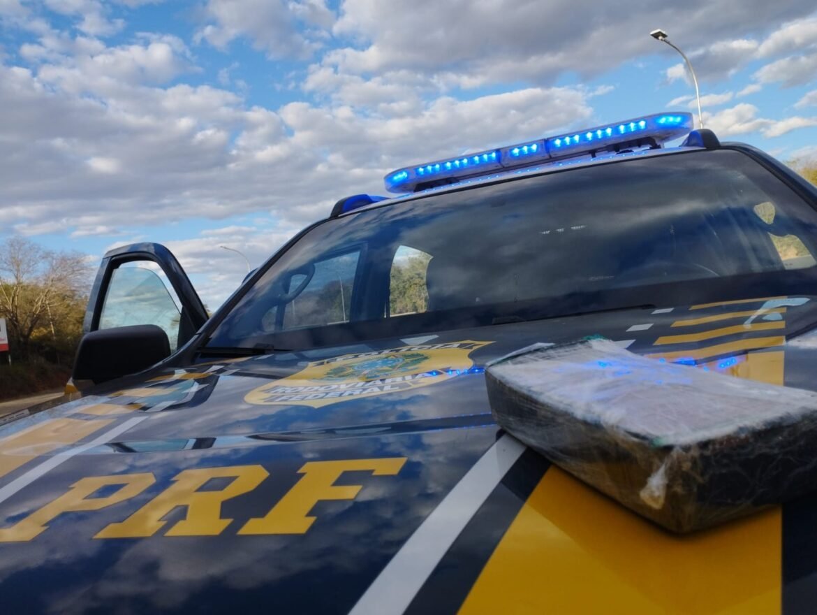motorista-inabilitada-e-presa-com-pasta-base-de-cocaina-na-br-251-ao-fazer-ultrapassagem-proibida