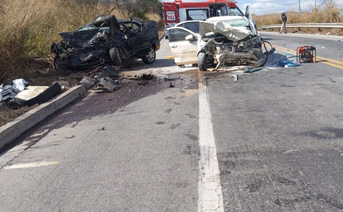 sete-pessoas-morrem-apos-carro-que-fugia-da-prf-na-br-251-bater-de-frente-com-outro-automovel