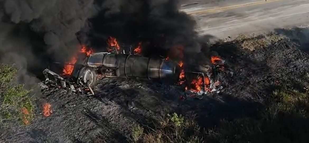 batida-entre-carreta-e-caminhao-tanque-provoca-incendio-e-interdita-a-br-116,-em-mg