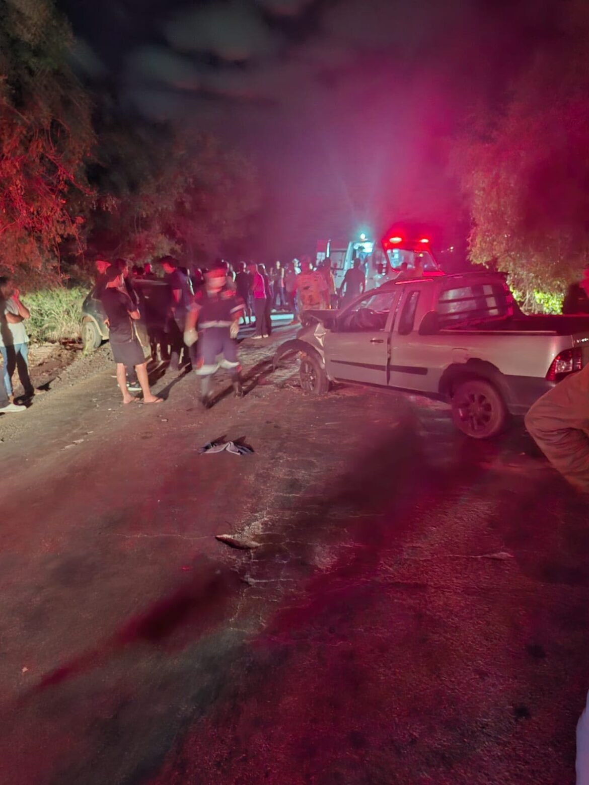colisao-frontal-entre-carro-e-picape-na-mgc-135-deixa-dois-motoristas-feridos-em-montes-claros