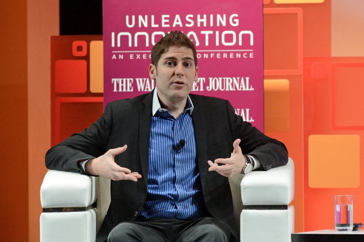eduardo-saverin-se-junta-a-bezos-em-negociacao-por-30%-do-liverpool-|-g1