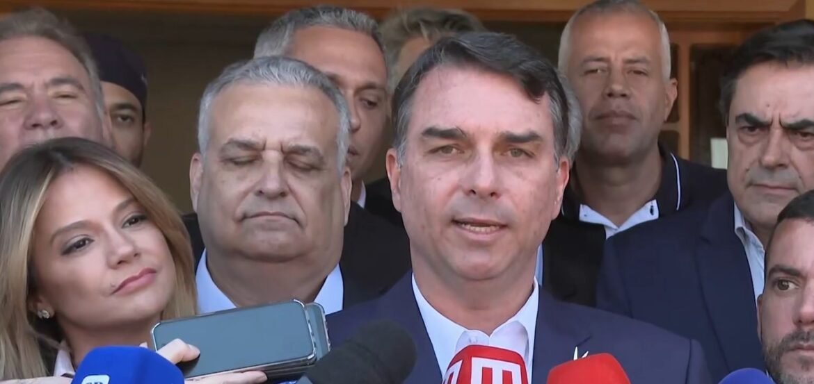 antes-de-se-encontrarem-em-gravacao,-flavio-bolsonaro-elogia-michelle-e-diz-que-ela-tera-acesso-direto-a-presidencia