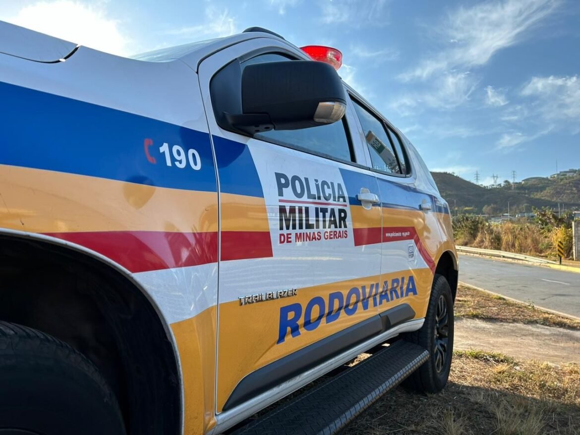 homem-e-preso-com-papelotes-de-cocaina-em-onibus-na-lmg-653,-em-montes-claros