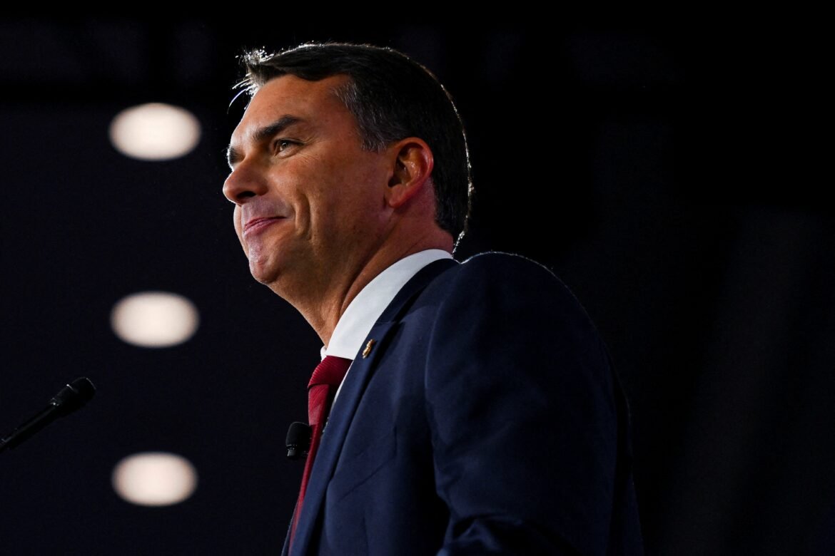 paginas-oficiais-de-flavio-bolsonaro-incluem-curso-de-pos-graduacao-que-ele-nao-fez;-campanha-diz-que-houve-‘equivoco’