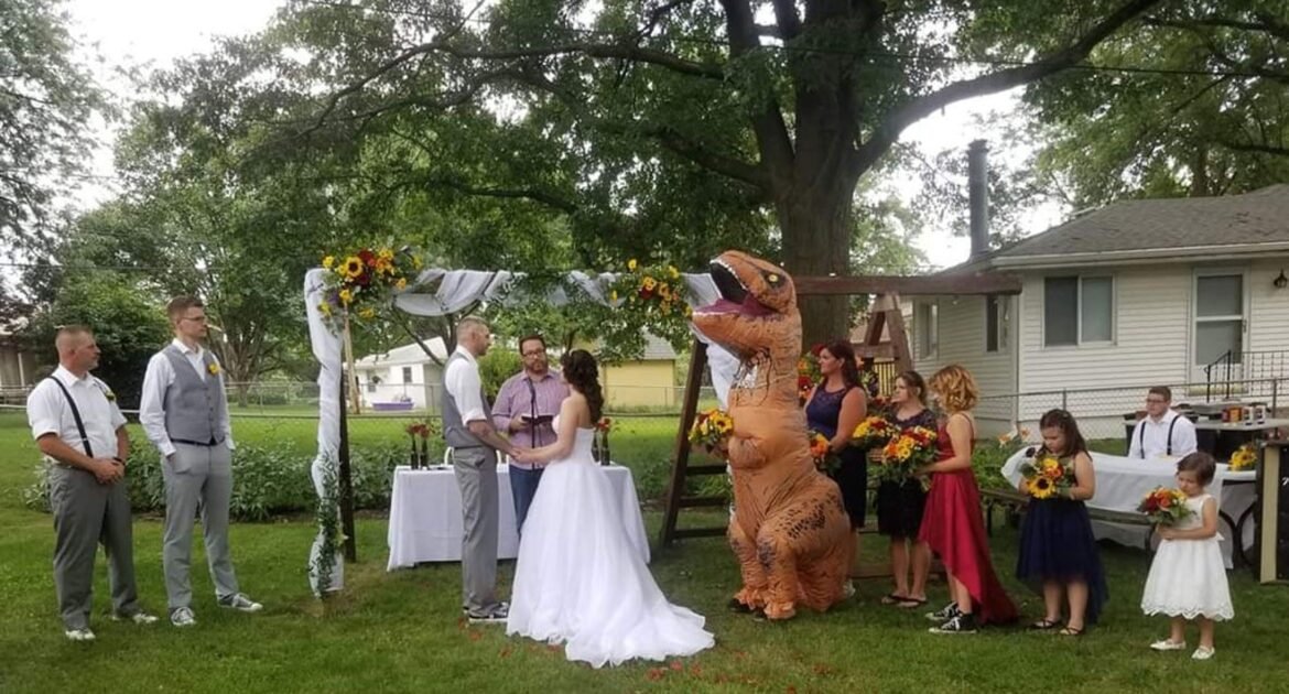 madrinha-aparece-no-casamento-da-irma-fantasiada-de-tiranossauro-nos-eua