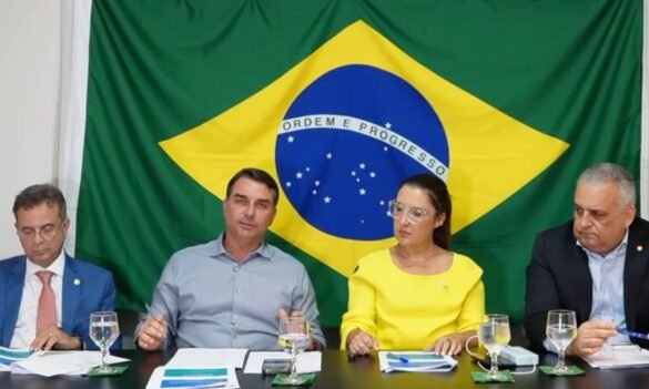 flavio-bolsonaro-faz-live-com-aliados-e-apresenta-plano-com-‘tesouraco’-de-gastos-e-limites-para-decisoes-do-stf
