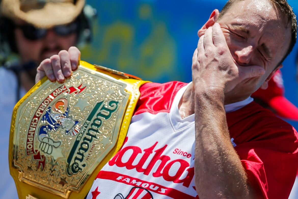 homem-come-71-cachorros-quentes-em-10-minutos-e-vence-concurso-nos-eua