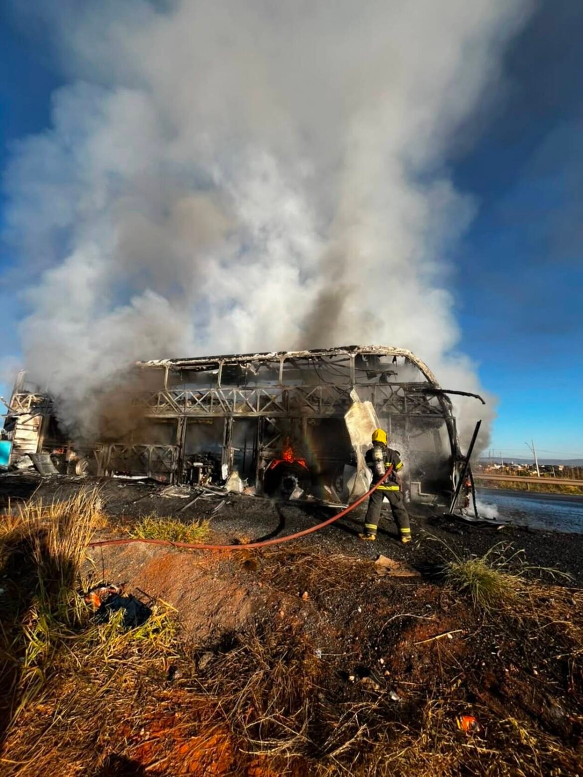 onibus-que-levava-passageiros-de-sp-para-o-nordeste-fica-destruido-apos-incendio-em-montes-claros