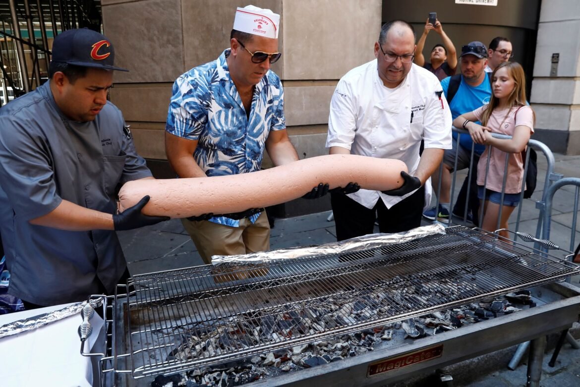 nova-york-tenta-recorde-com-cachorro-quente-de-29,9-kg