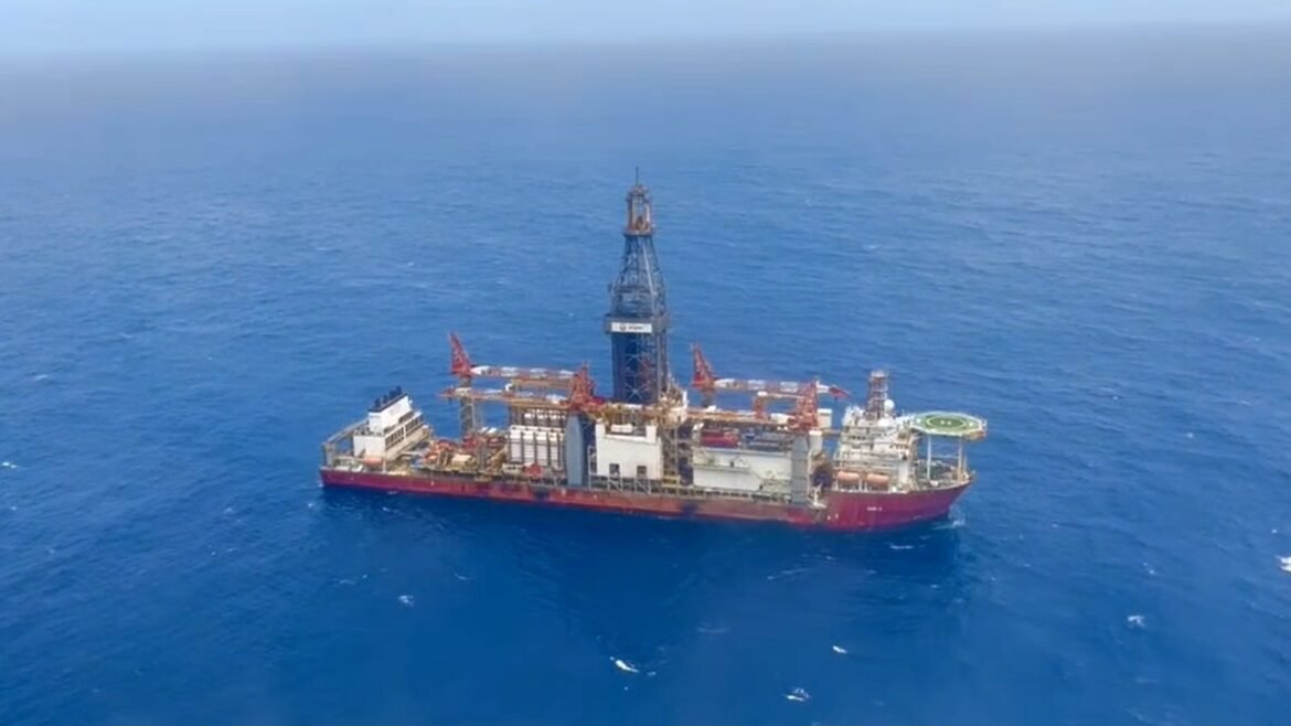 video-mostra-sonda-da-petrobras-em-area-com-sinais-de-petroleo-|-g1