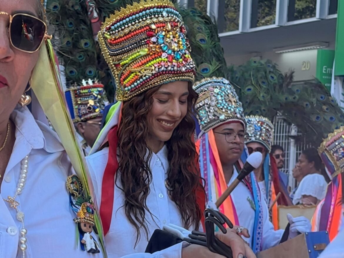 marina-sena-participa-do-cortejo-de-sao-benedito-e-e-coroada-catope-nas-festas-de-agosto-em-montes-claros
