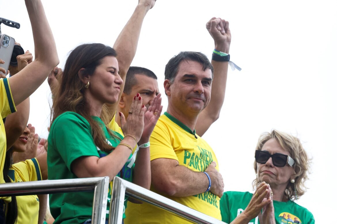 em-1o-discurso-de-campanha,-flavio-bolsonaro-promete-‘tesouraco’,-homenageia-jair-e-critica-lula:-‘caloteiro-da-esperanca’
