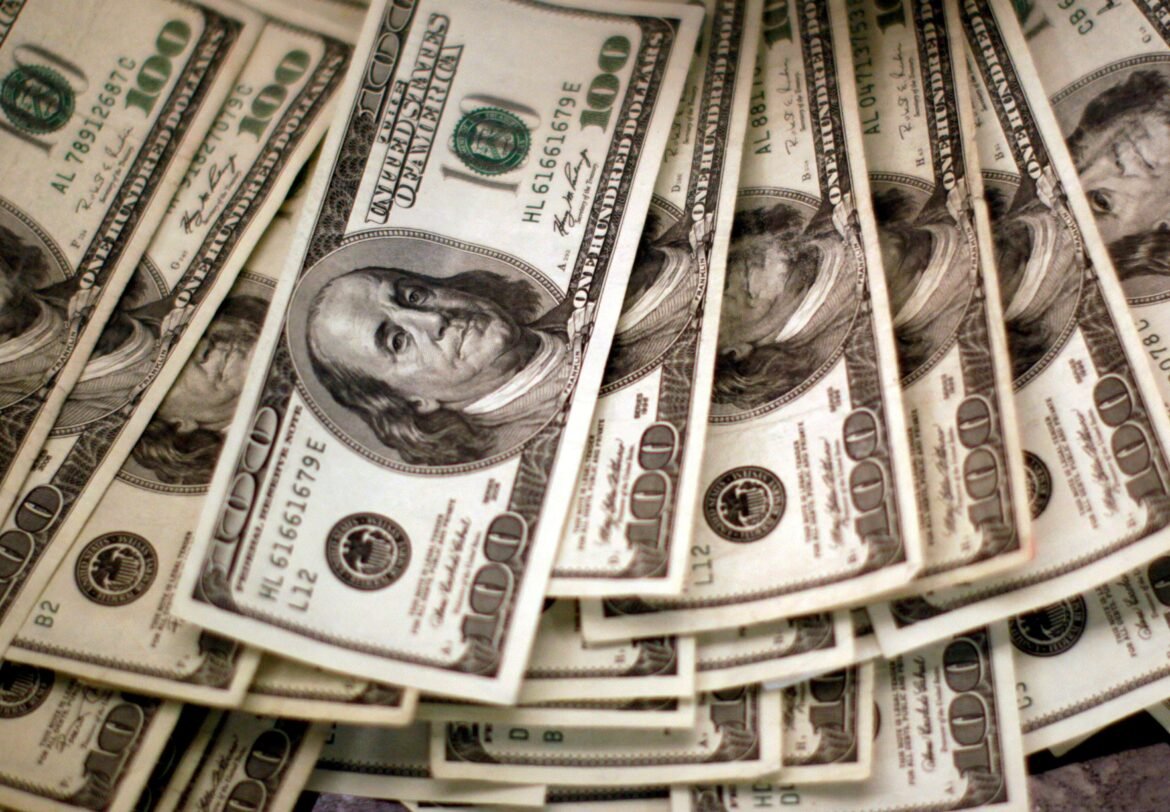 dolar-abre-em-queda,-apos-pesquisa-eleitoral-e-de-olho-no-varejo-brasileiro-|-g1