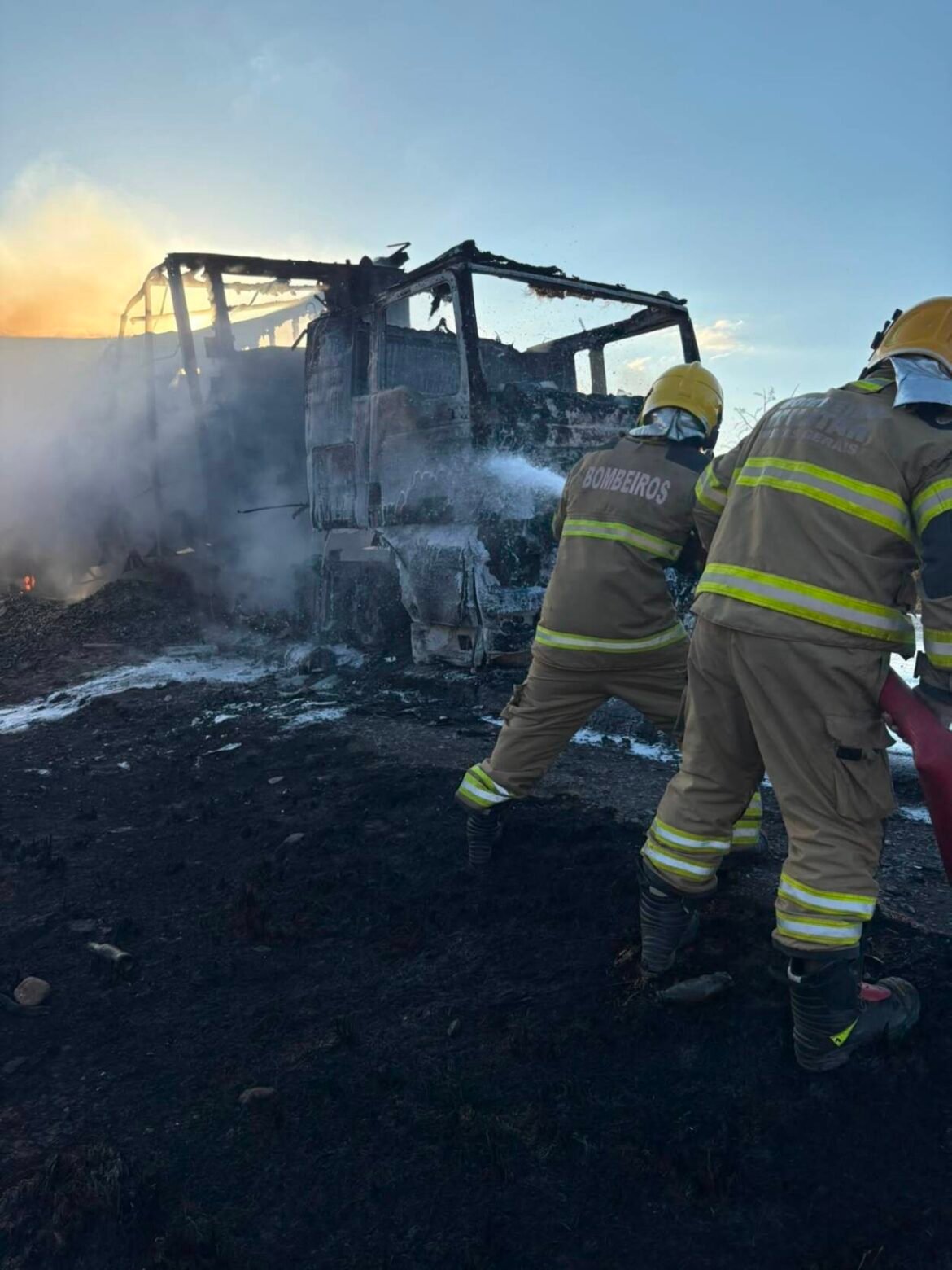 incendio-consome-caminhao-e-carga-de-pepinos-na-br-251