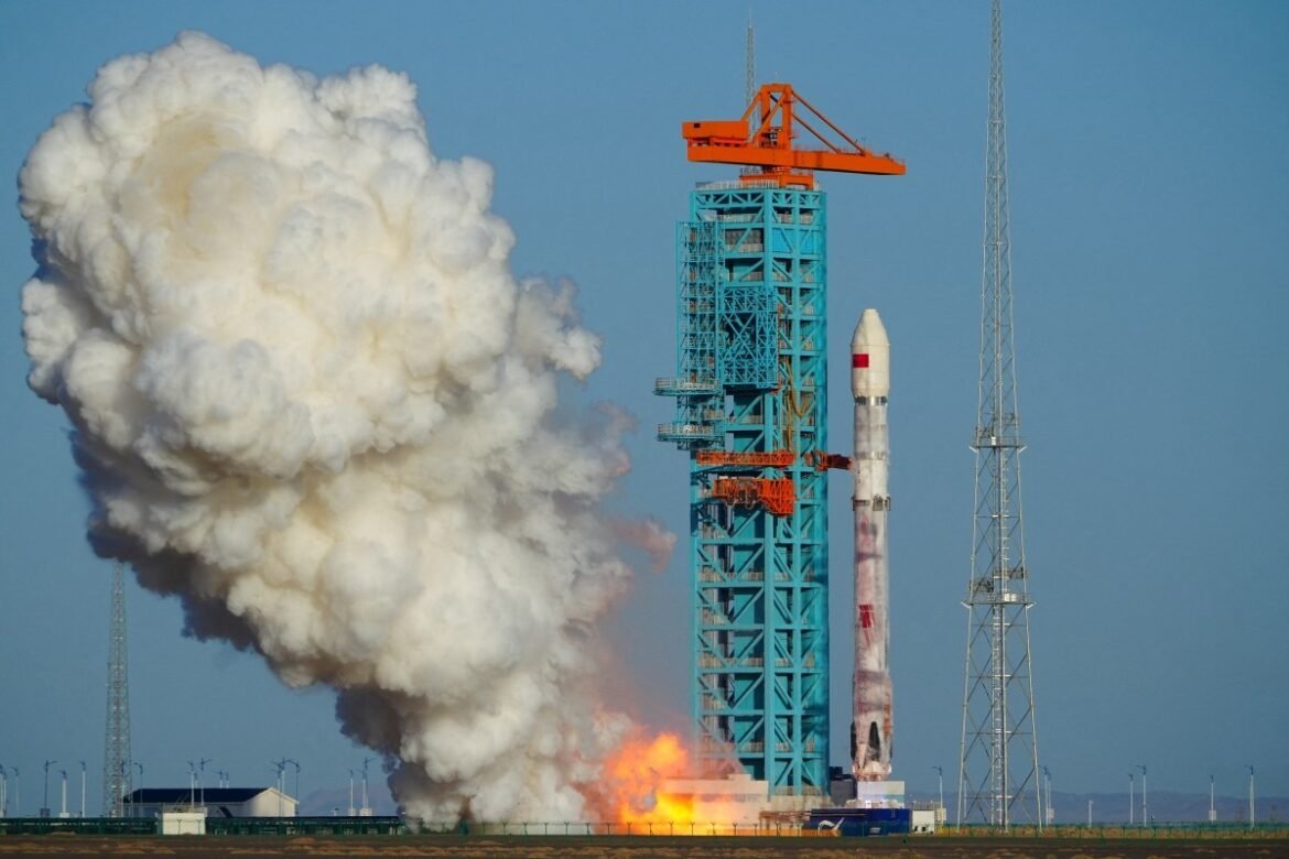 foguete-da-re?-china-consegue-feito-inedito-ao-fazer-propulsor-voltar-e-pousar-em-terra-firme;-video-|-g1