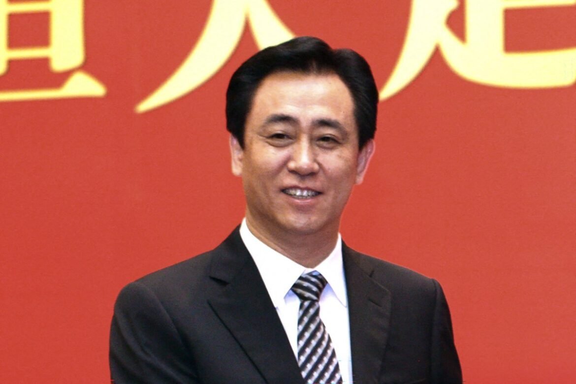 fundador-da-evergrande-e-condenado-a-prisao-perpetua-na-china;-penas-de-outros-cinco-executivos-vao-de-6-a-18-anos-|-g1