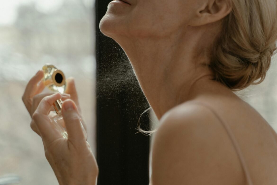 borrifar-perfume-no-pescoco-faz-mal-a-saude?