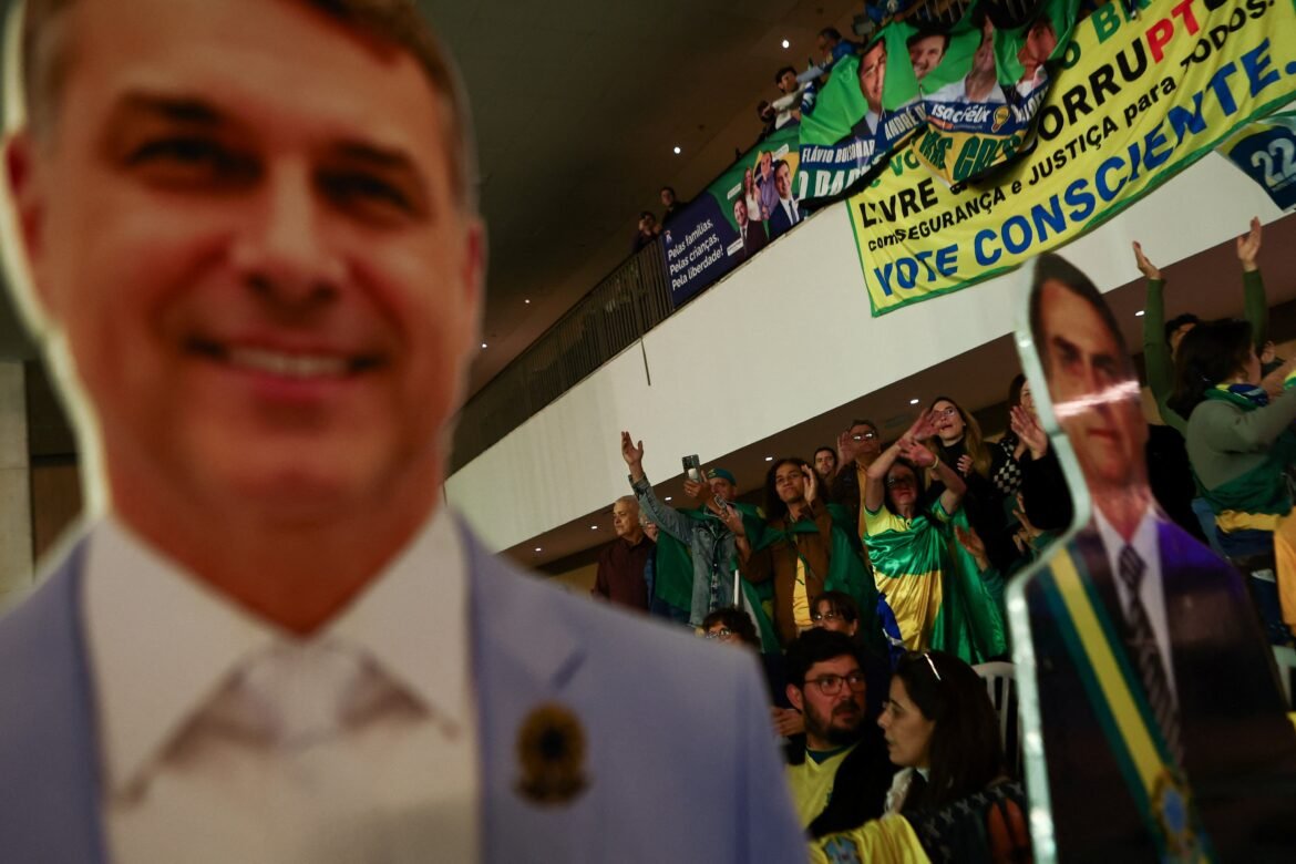 mendonca-manda-remover-video-com-deepfake-de-flavio-bolsonaro-ao-lado-de-daniel-vorcaro
