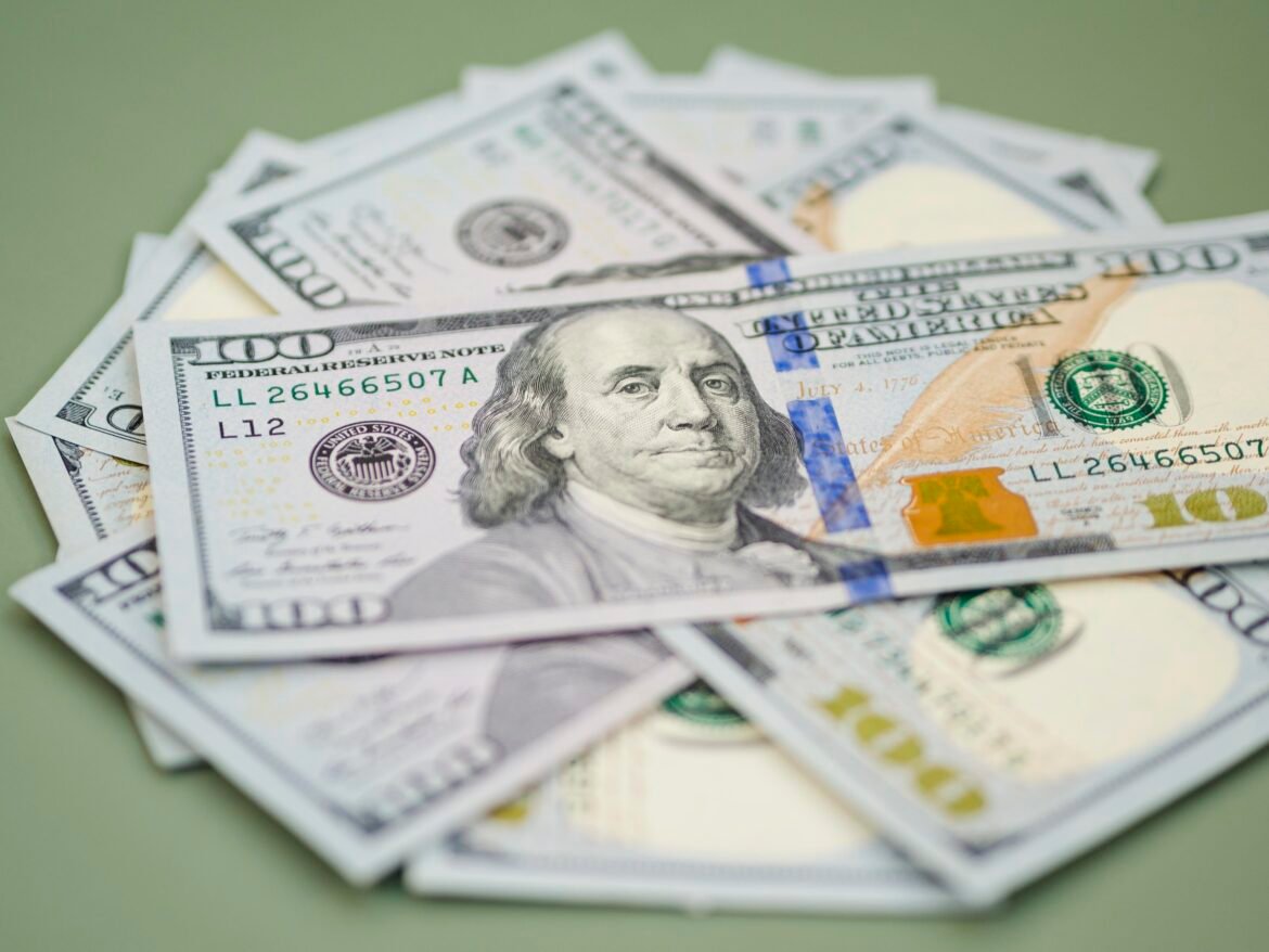 ibovespa-quase-2%-com-melhora-no-exterior-e-expectativa-por-corte-de-juros;-dolar-cai-|-g1