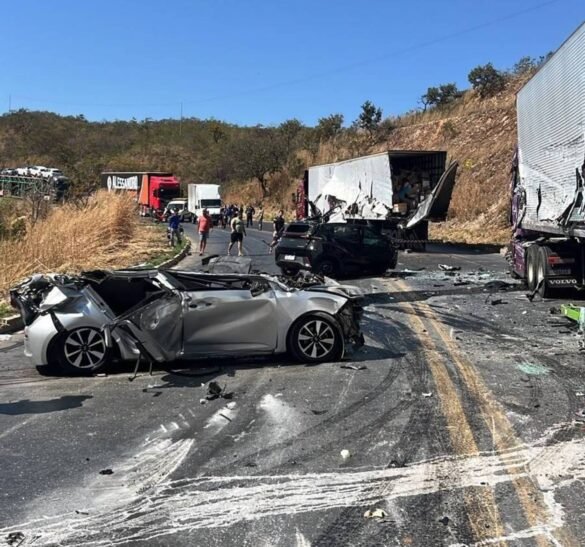 transito-na-br-251-e-liberado-apos-acidente-com-quatro-carretas